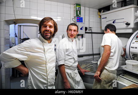 Gontran Cherrier (links im Bild) bei der Arbeit im Labor seiner Bäckerei in Montmartre, Paris. Stockfoto