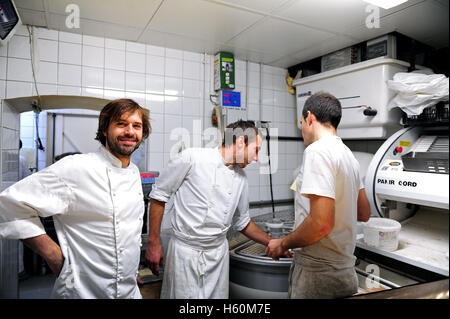 Gontran Cherrier (links im Bild) bei der Arbeit im Labor seiner Bäckerei in Montmartre, Paris. Stockfoto