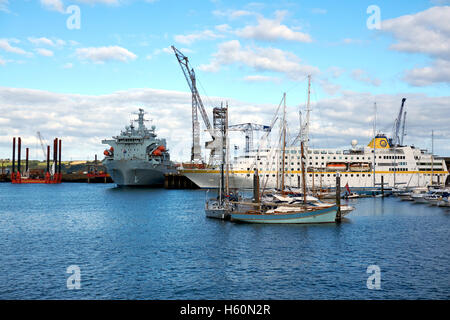 Kreuzfahrtschiff MS Hamburg und RFA (Royal Fleet Auxiliary) Argus A135 primäre Opfer empfangen Schiff (PCR) in Falmouth Harbour Stockfoto