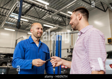 Kfz-Mechaniker geben-Taste Mann am Auto-shop Stockfoto