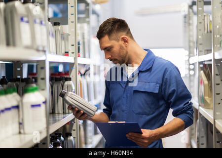 Kfz-Mechaniker mit Zwischenablage am Kfz-Werkstatt Stockfoto