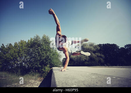 sportliche junge Mann springt im Sommerpark Stockfoto