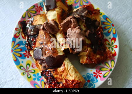 appetitlich warmen Brötchen aus vegetarischen Pfannkuchen unter Schokoladensauce Stockfoto