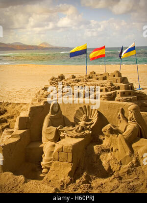 Sand Castle Skulptur auf dem Strand von Santa Cruz De Tenerife, Flaggen von Spanien und den Kanarischen Insel flattern im Hintergrund. Stockfoto