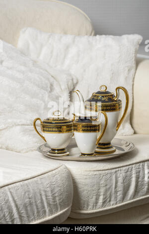 Antiken Teeservice auf silbernen Tablett auf sofa Stockfoto