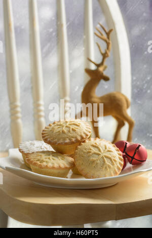 Teller mit Hackfleisch Kuchen für Weihnachten Stockfoto