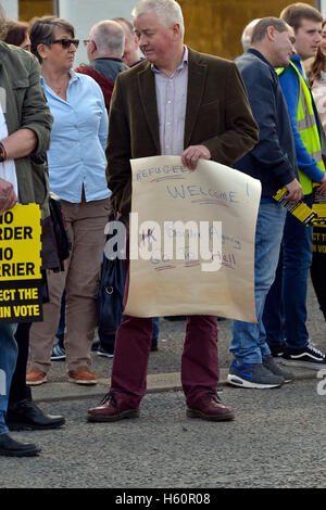 Demonstranten nehmen eine Anti-Brexit-Demonstration auf der Londonderry – Donegal Grenzübergang Bridgend, Grafschaft Donegal. Stockfoto