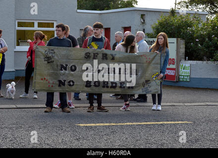 Demonstranten nehmen eine Anti-Brexit-Demonstration auf der Londonderry – Donegal Grenzübergang Bridgend, Grafschaft Donegal. Stockfoto