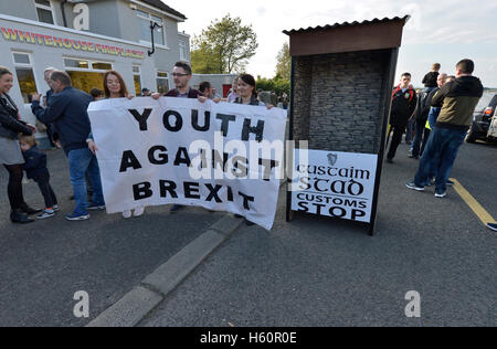 Demonstranten nehmen eine Anti-Brexit-Demonstration auf der Londonderry – Donegal Grenzübergang Bridgend, Grafschaft Donegal. Stockfoto