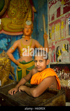 Mönch in Dhowa Felsentempel, Ella, Sri Lanka Stockfoto