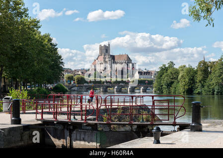 Die geschlossenen Schleusen auf dem Fluss Yonne in Auxerre, Burgund, Frankreich Stockfoto