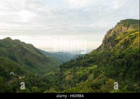 Ansicht des Little Adams Peak auf der linken Seite, Ella Rock auf der rechten Seite und Ella Gap zwischen, Ella, Sri Lanka Stockfoto