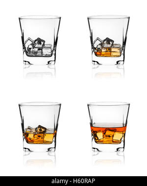 Glas Scotch Whisky und Eis isoliert auf weißem Hintergrund Stockfoto