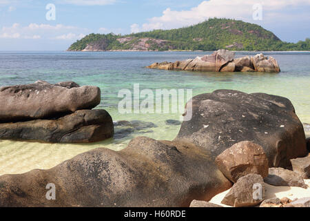 Felsbrocken auf der Küste des Golfs Anse Islette. Hafen Glod, Mahe, Seychellen Stockfoto