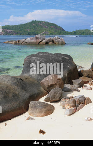 Geröll und Steinen auf der Küste des Golfs Anse Islette. Hafen Glod, Mahe, Seychellen Stockfoto