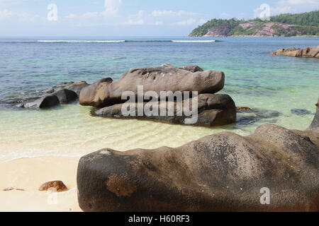 Felsbrocken auf die Küste. Golf Anse Islette, Port Glod, Mahe, Seychellen Stockfoto