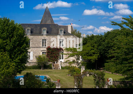 Eines der mehrere Privathäuser gebaut wie eine Burg. Radtour von Fontevraud, Saumur, Loire-Tal, Frankreich. Zwanzig kilo Stockfoto