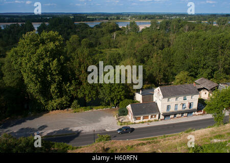 Straße, die parallel zum Fluss Loire verläuft. Radtour von Fontevraud, Saumur, Loire-Tal, Frankreich. Zwanzig Kilometer von Gerätschaften Stockfoto