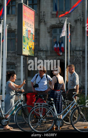 Fahrräder in Saumur, Gemeinde im Département Maine-et-Loire, Region Pays De La Loire in Westfrankreich. Radtour von Fontevra Stockfoto