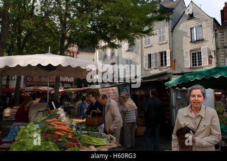 Saumur Markt, Loiretal, Frankreich. In der Altstadt, im Wesentlichen bestehend aus schmalen Gassen, es findet jeden Samstag eine lebhafte Ma Stockfoto