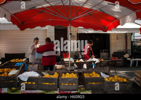 Saumur Markt, Loiretal, Frankreich. In der Altstadt, im Wesentlichen bestehend aus schmalen Gassen, es findet jeden Samstag eine lebhafte Ma Stockfoto