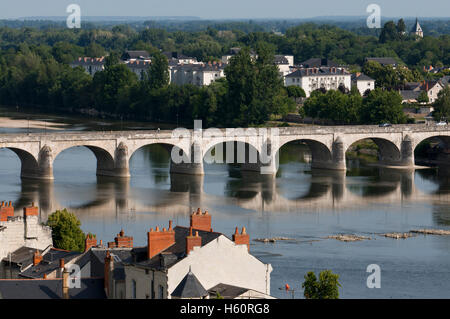 Loire und Cessart Brücke bei Saumur, Gemeinde im Département Maine-et-Loire, Region Pays De La Loire in Westfrankreich Stockfoto