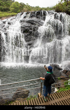 Tourist am Bäckers fällt, Horton Plains Nationalpark, Sri Lanka Stockfoto