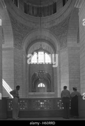 Drei Personen im Schatten auf Rotunde Balkon, State Capitol Building, Lincoln, Nebraska, USA, von Samuel H. Gottscho, Juni 1934 Stockfoto