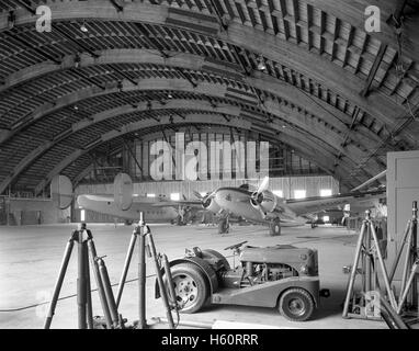 Flugzeug Hangar Interieur, Morristown, New Jersey, USA, Gottscho Schleisner Sammlung, April 1952 Stockfoto