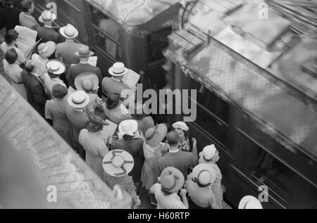 Pendler, die auf den Zug in Richtung Süden warten, High Angle View, Chicago, Illinois, USA, John Vachon, USA Farm Security Administration, Juli 1941 Stockfoto