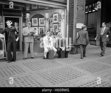 Gruppe der Männer und Matrosen am Times Square am D-Day, New York City, New York, USA, Howard R. Hollem, USA Office of war Information, 6. Juni 1944 Stockfoto