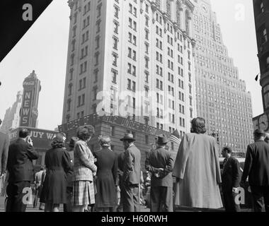 Menschenmenge auf dem Times Square am d-Day, niedrige Winkel Ansicht, New York City, New York, USA, Howard R. Hollem für Büro der Krieg-Informationen, 6. Juni 1944 Stockfoto