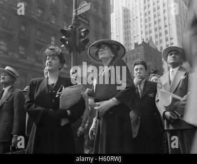 Menge am Times Square am d-Day, New York City, New York, USA, Howard R. Hollem für Büro der Krieg-Informationen, 6. Juni 1944 Stockfoto