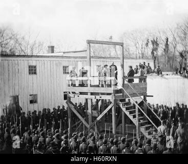 Lesen Sie das Todesurteil am Gerüst um Kapitän Henry Wirz, Kommandant von Fort Sumter, Washington DC, USA, von Alexander Gardner, November 1865 Stockfoto