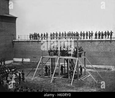 General John F. Jurastudium am Gerüst Lesung Todesurteil zu Verschwörern der Ermordung von US-Präsident Abraham Lincoln, Arsenal Gefängnis, Washington, DC, USA, von Alexander Gardner, 7. Juli 1865 Stockfoto