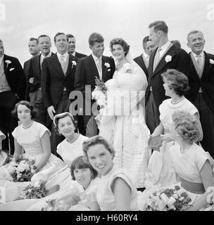Jackie Bouvier Kennedy und Kennedy in Hochzeitskleidung, mit Mitgliedern der Hochzeitsgesellschaft, Newport, Rhode Island, USA, von Toni Frissell, 12. September 1953 Stockfoto