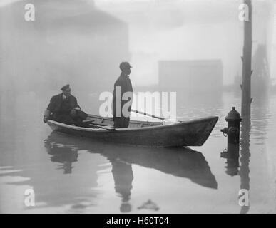 Zwei Männer im Boot nach Potomac River Flood, Georgetown, Washington DC, USA, National Photo Company, Februar 1918 Stockfoto