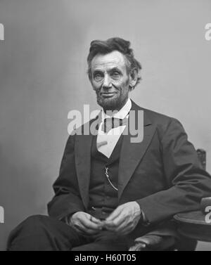 US-Präsident Abraham Lincoln, Portrait, sitzende neben Tisch hält Brillen und Bleistift, Washington DC, USA, von Alexander Gardner, Februar 1865 Stockfoto