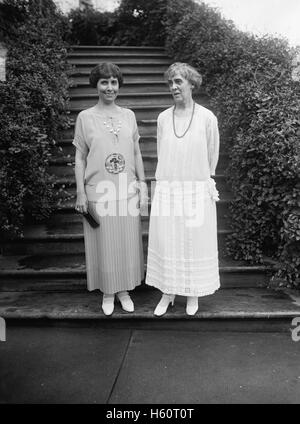 First Lady Grace Coolidge mit Frau Caro Dawes, Washington DC, USA, National Photo Company, Juli 1924 Stockfoto