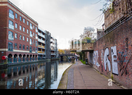 Wanderweg entlang Regent es Canal in Elm Dorf, Camden, London, UK Stockfoto