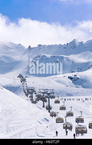 Ski-Lifte, Pisten und Skifahrer im alpinen Skigebiet Obergurgl Hochgurgl in Tirol, Österreich Stockfoto