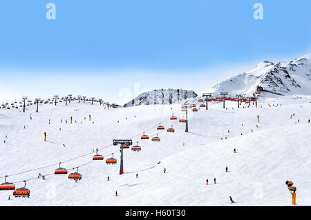 Ski- und Sessellifte im alpinen Skigebiet Sölden im Ötztal Alpen, Tirol, Österreich Stockfoto