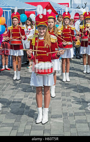 Dnepropetrovsk, Ukraine - 14. September 2013: Trommler Mädchen in roten Uniform marschieren in parade Stockfoto