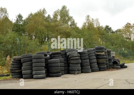 Haufen Sie Alter Reifen Benutzer in einem Recycling-Center. Stockfoto