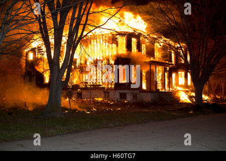 Feuer im leerstehenden, zweistöckigen Wohnhaus in Detroit, Michigan, USA, von David Traiforos/Dembinsky Photo Assoc Stockfoto