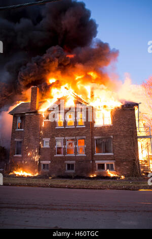 Brandstiftung Feuer in leer stehenden Wohnung Gebäude, am frühen Morgen, Detroit, Michigan/USA Stockfoto