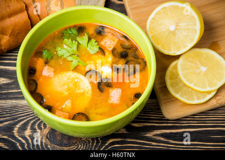 Traditionelle russische Suppe Soljanka in Schüssel auf dem Tisch Stockfoto