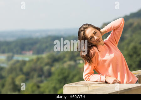 Junge Mädchen posiert für den Fotografen im Freien. Stockfoto