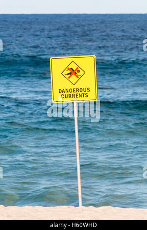 Gefährliche aktuelle Warnschild am Strand Stockfoto