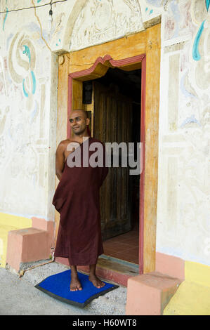 Mönch am Eingang des Rakkhiththa Kanda Höhle Tempel, Ella, Sri Lanka Stockfoto